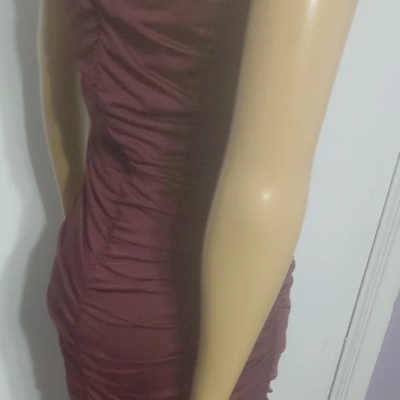 ♻️👗 Burgundy Ruched Dress - Picture 14 of 15